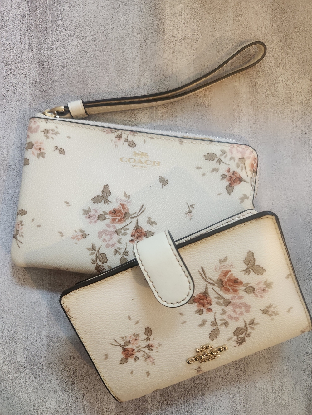 Coach White Floral Wristlet and Card Case Set in Chalk